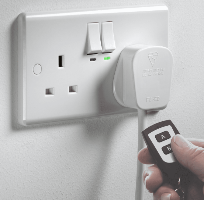 gniazdo-13a-230v-podwojne-uk-zdalnie-sterowane-na-pilota.jpeg